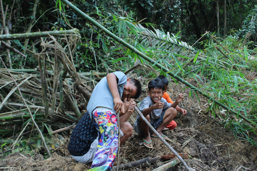 Raut Bahagia Anak-Anak Desa Kasiau Raya ada TMMD ke-121 di Desanya