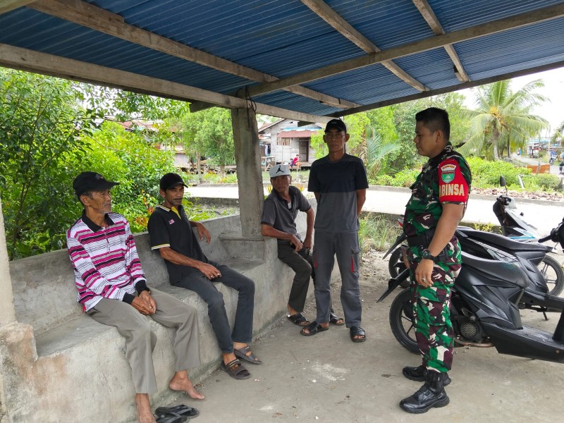 Sambangi Warga Binaan, Babinsa Koramil 06/Kateman Ajak Warga Jaga Kesehatan dan Waspada Karhutla