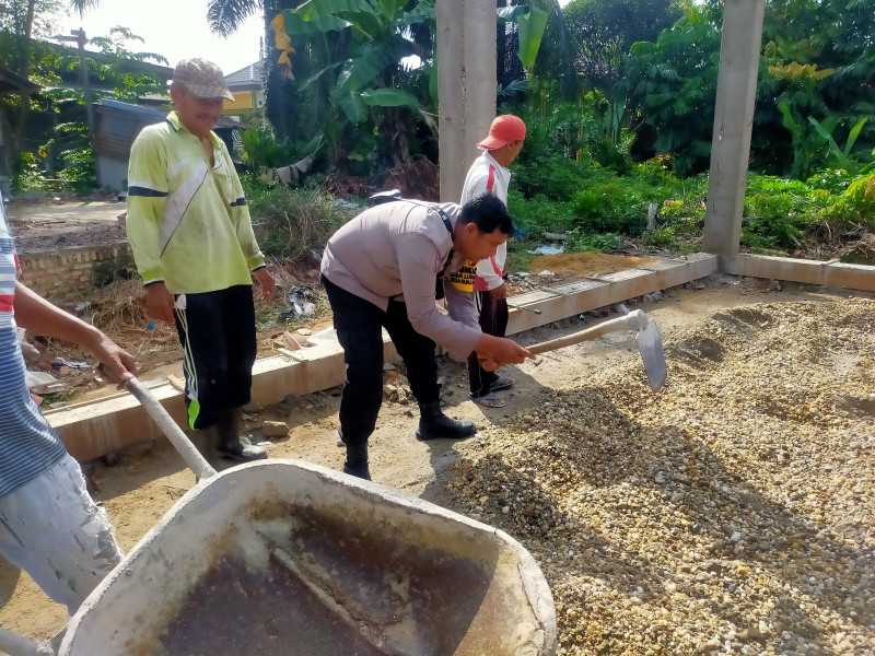 Aksi Bhabinkamtibmas Goro Bersama Warga Sembari Sampaikan Pesan Pilkada Damai