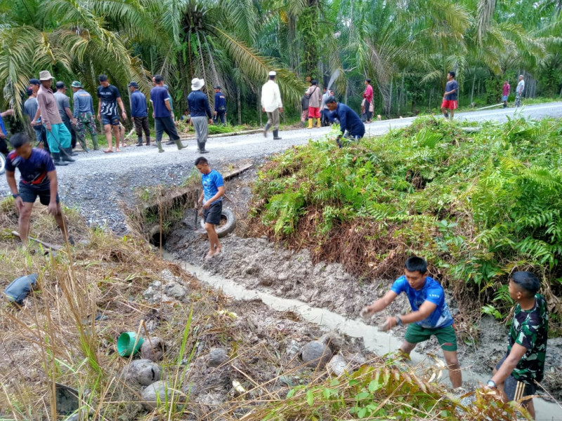 Satgas TMMD ke 116 Kodim 0314/Inhil Gotong Royong Bersama Masyarakat Bersihkan Parit