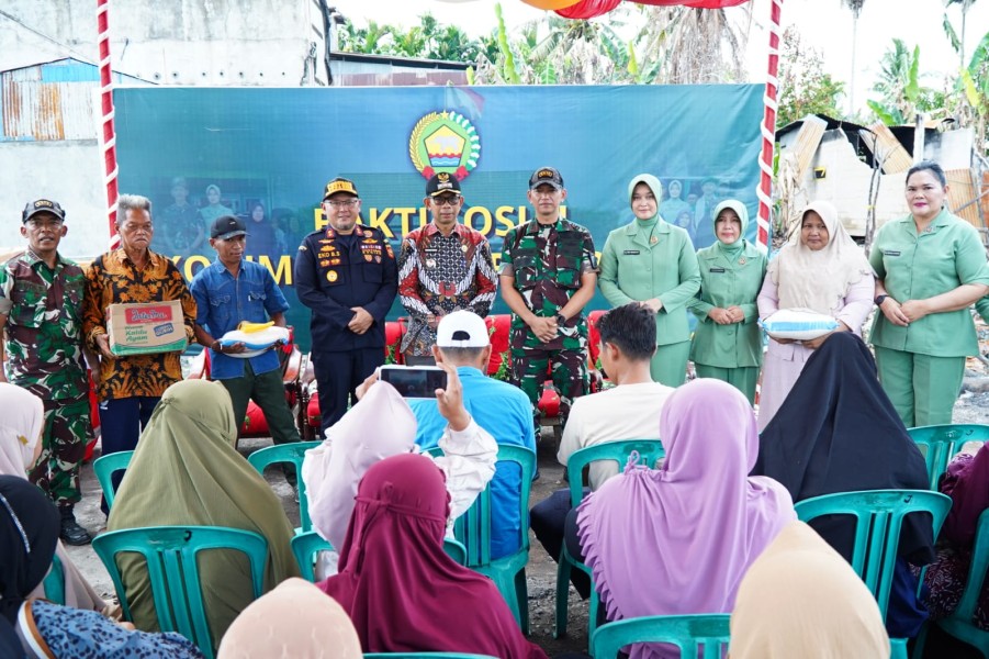 Bakti Sosial TNI, Kodim 0314/Inhil Salurkan Bantuan untuk Korban Kebakaran di Pulau Kijang