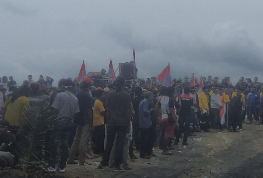 Buntut Pemblokiran Jalan di PT NHR, Ribuan Massa Aliansi Masyarakat Peduli Nasib Buruh Provinsi Riau Gelar Unjuk Rasa