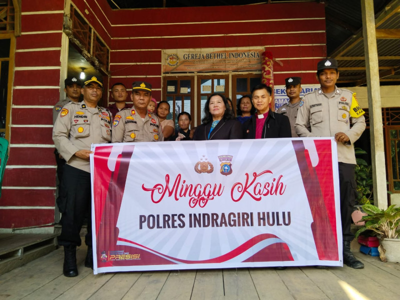 Minggu Kasih, Polres Inhu Bantu Karpet untuk Gereja Bethel Desa Kuba