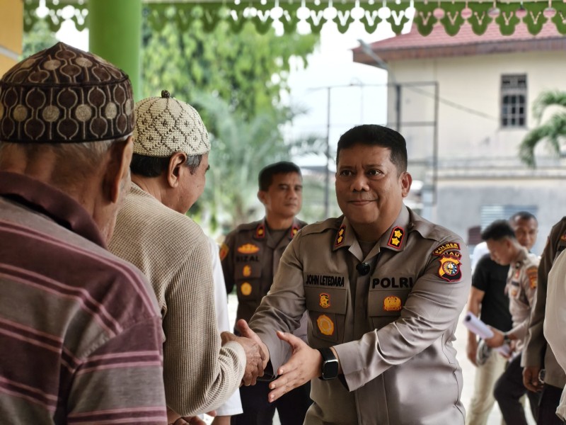 Sambut HUT ke-75 Humas Polri, Polres Inhu Gelar Bakti Sosial Bersihkan Masjid dan Gereja