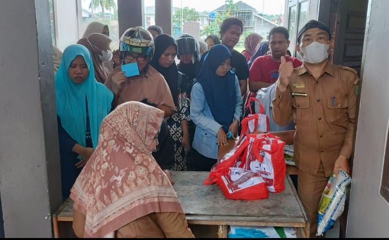 Desa Simpang Padang Kecamatan Bathin Solapan Menyalurkan 1000 Paket Sembako Murah Kepada Masyarakat Sekitar