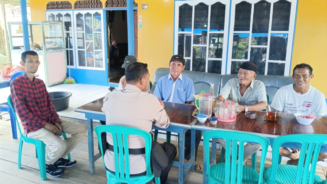 Sambangi Pengunjung Warung Kopi, Personel Polsek Kuindra Berikan Himbauan Kamtibmas dan Pemilu Damai