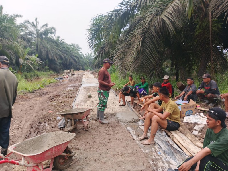 Jalan Mantap, Ekonomi Kreatif, TMMD Ke-130 Kodim 0314/Inhil Hadir untuk Negeri