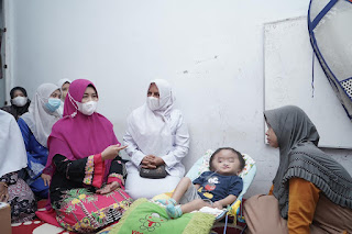 Melalui Kepala Puskesmas Kempas Dinkes Inhil Dampangi Zulaikha Wardan Jenguk Balita Hidrosefalus dan Gizi Buruk