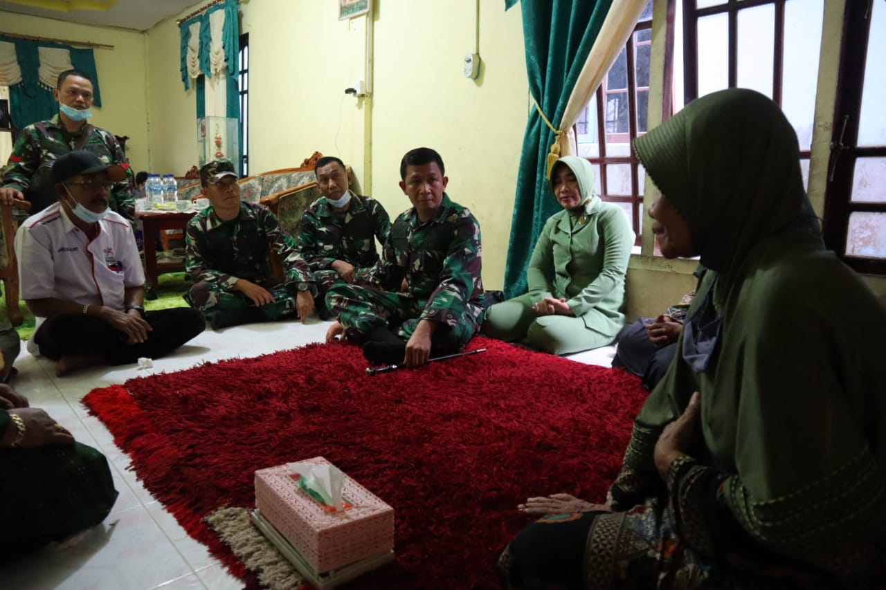 Dandim 0314/ Inhil Beserta Istri  Kunjungi Putri dari Letda M Boya 