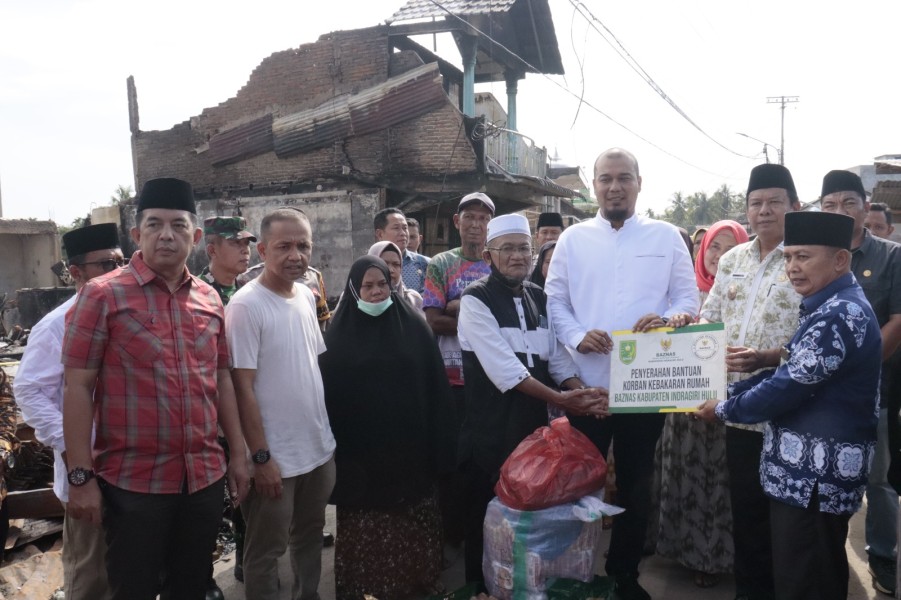 Bupati Inhu Berikan Bantuan kepada Korban Kebakaran Pasar Peranap