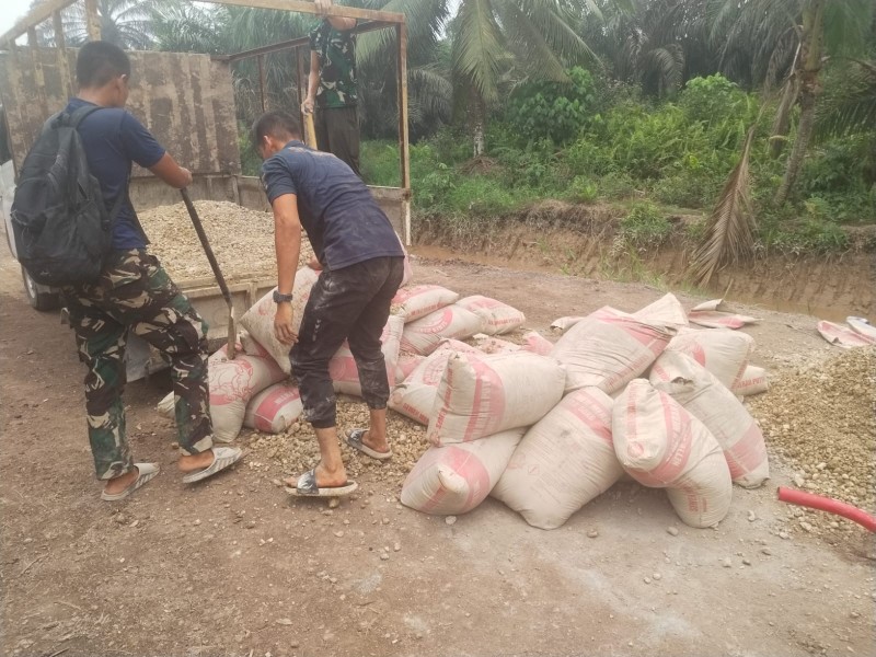 Sukseskan TMMD Ke-130, Kodim 0314/Inhil Langsir Material Melalui Jalur Darat dan Laut