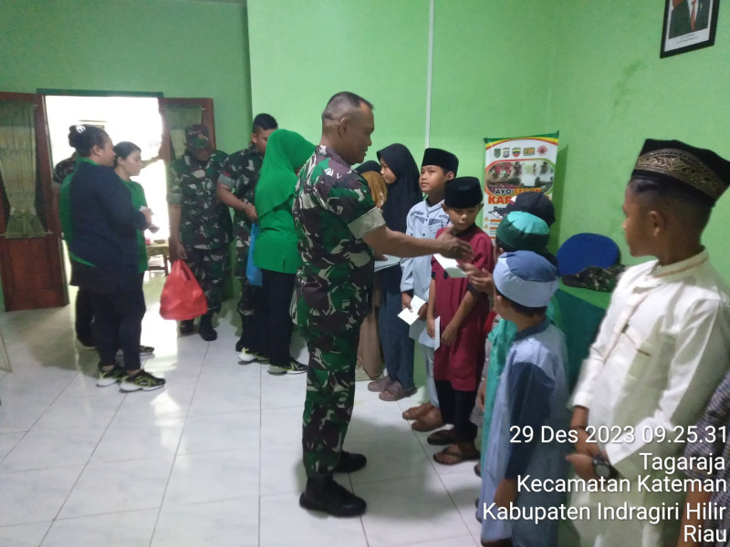 Jumat Berbagi, Danramil 06/Kateman Bersama Ketua Persit Berikan Bantuan Bagi Anak Yatim