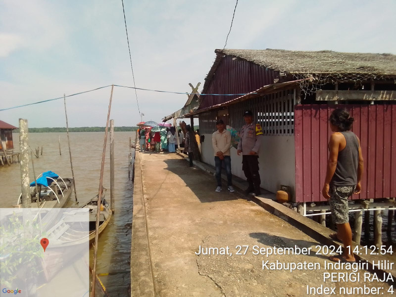 Personel Polsek Kuindra Berikan Pengamanan Kampanye Calon Kepala Daerah Inhil di Desa Perigi Raja