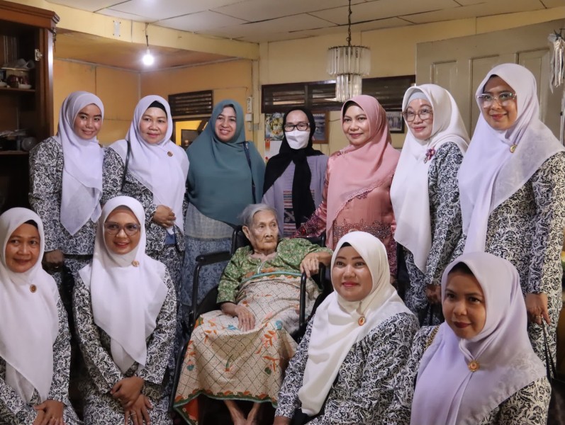 HUT IBI ke-74, Hj. Katerina Susanti Silaturahmi ke Kediaman Bidan Senior di Inhil