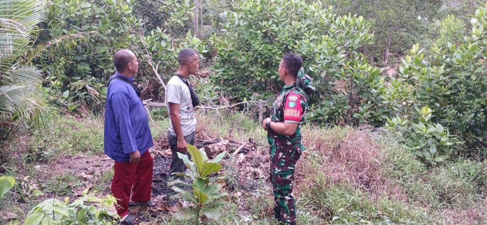 Antisipasi Karhutla di Desa Tanjung Raja, Babinsa Koramil 06/Kateman  Laksanakan Patroli Tapal Batas