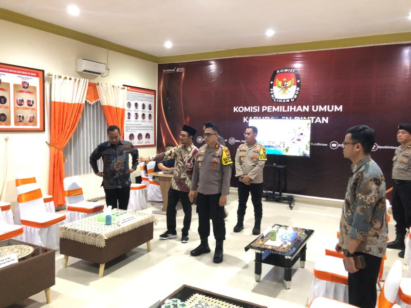 Masa Pendaftaran Calon Bupati Bintan Dimulai, Personel Polres Bintan Siaga di Kantor KPUD Bintan.