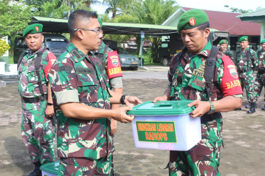 Dandim 0314/Inhil Serahkan Bingkisan Lebaran dari Kasad untuk Babinsa