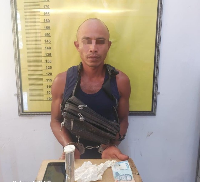 Seorang Petani di Batang Cenaku Tak Berkutik Ketika Polisi Temukan Dua Bungkus Sabu di Rumahnya