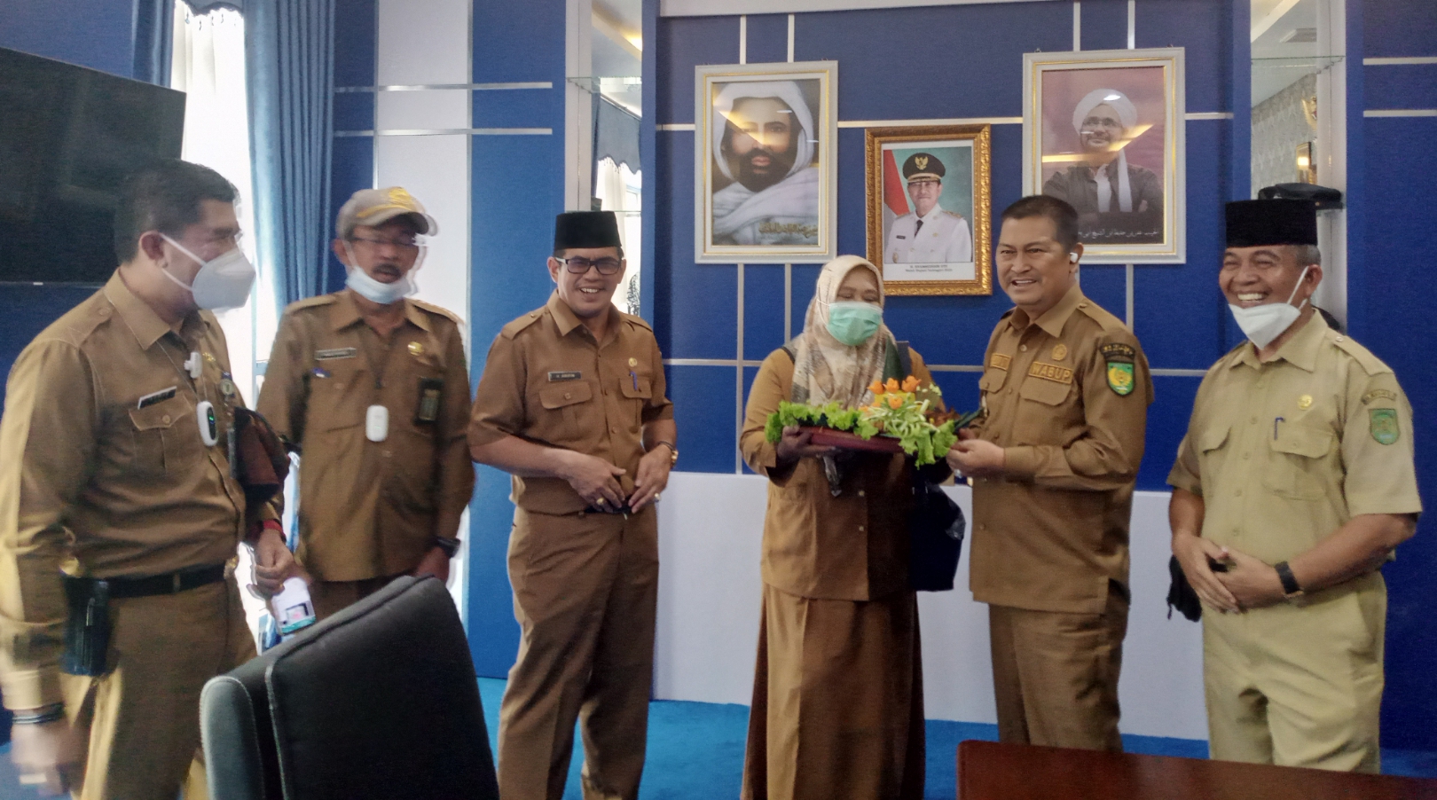 Wabup Inhil Dapat Suprize dari Keluarga Besar Kesbangpol di Hari Jadinya ke 68
