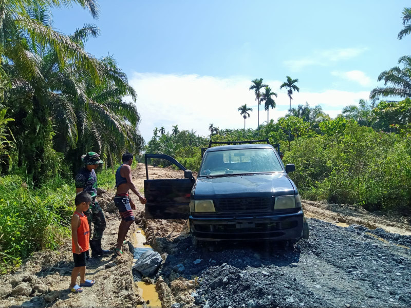 Kondisi Jalan Rusak Parah,Personil Satgas TMMD ke 116 Bantu Dorong Mobil Warga