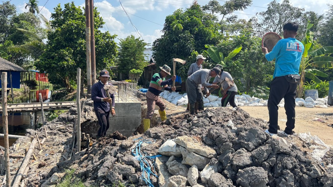 Semangat Gotong Royong, Personel Kodim 0314/Inhil Kebut Pembangunan Jembatan Perintis Garuda di Kuala Sebatu