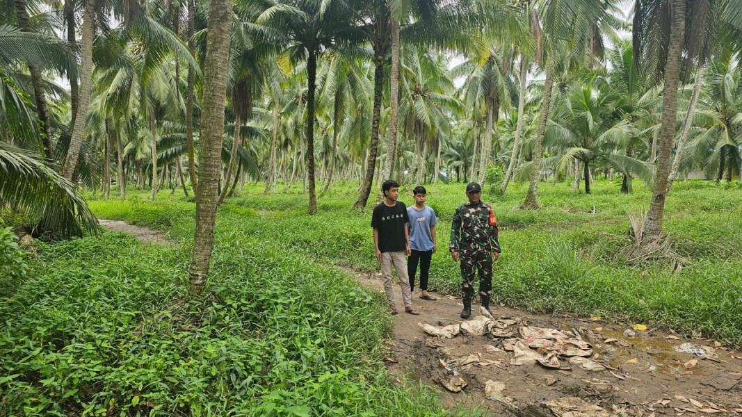 Patroli Tapal Batas, Babinsa Sertu Lendi Piter Imbau Tak Buka Lahan Dengan Cara Membakar