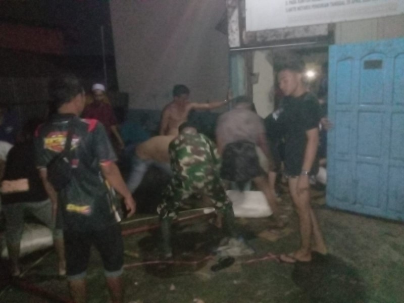Personel Kodim 0314/Inhil Turut Bantu Padamkan Sijago Merah