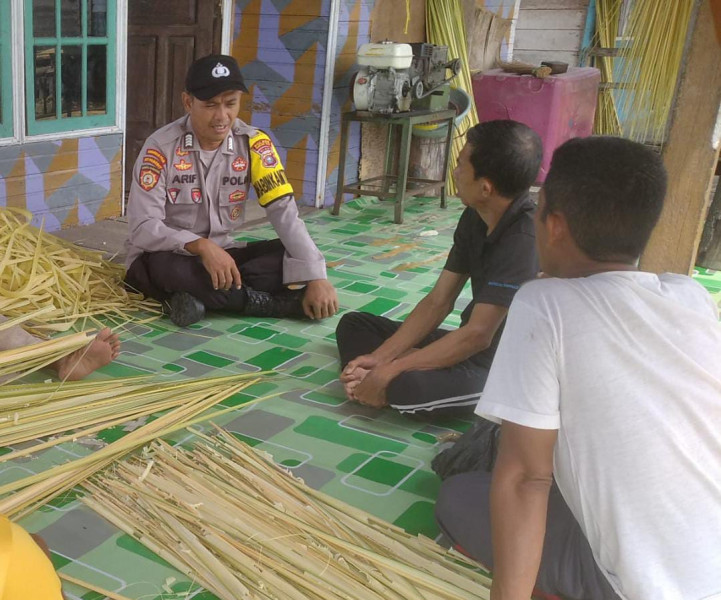 Sambangi Rumah Warga,   Bhabinkamtibmas Tanjung Melayu Sampaikan Pesan Kamtibmas dan Pilkada Damai