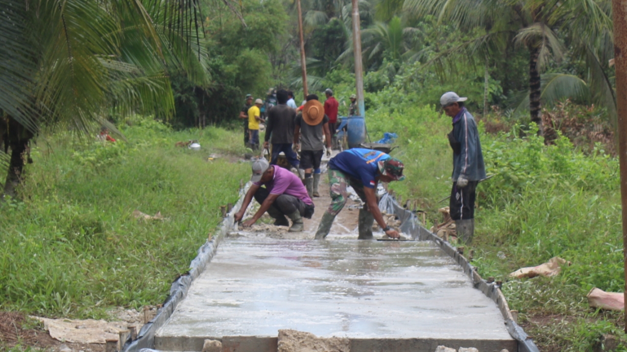 Dulu Semak Belukar, Berkat Program TMMD Inhil Jalan Ini Jadi Bagus