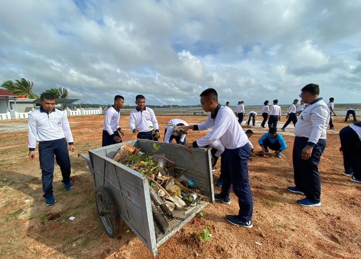 Pangkalan TNI AL Lanal Ranai Lakukan Kegiatan Bersih bersih, Setelah Apel dan Olah Raga Pagi.