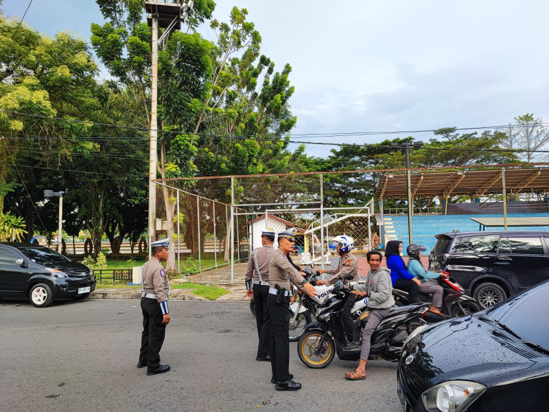 Tak Pakai Helm Lewat Depan Mapolres Inhu, Pengendara Sepeda Motor Ditindak