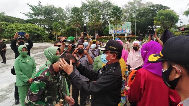 Bupati Inhil Sambut Kuker Danrem 031 Wirabima Dengan Adat Melayu