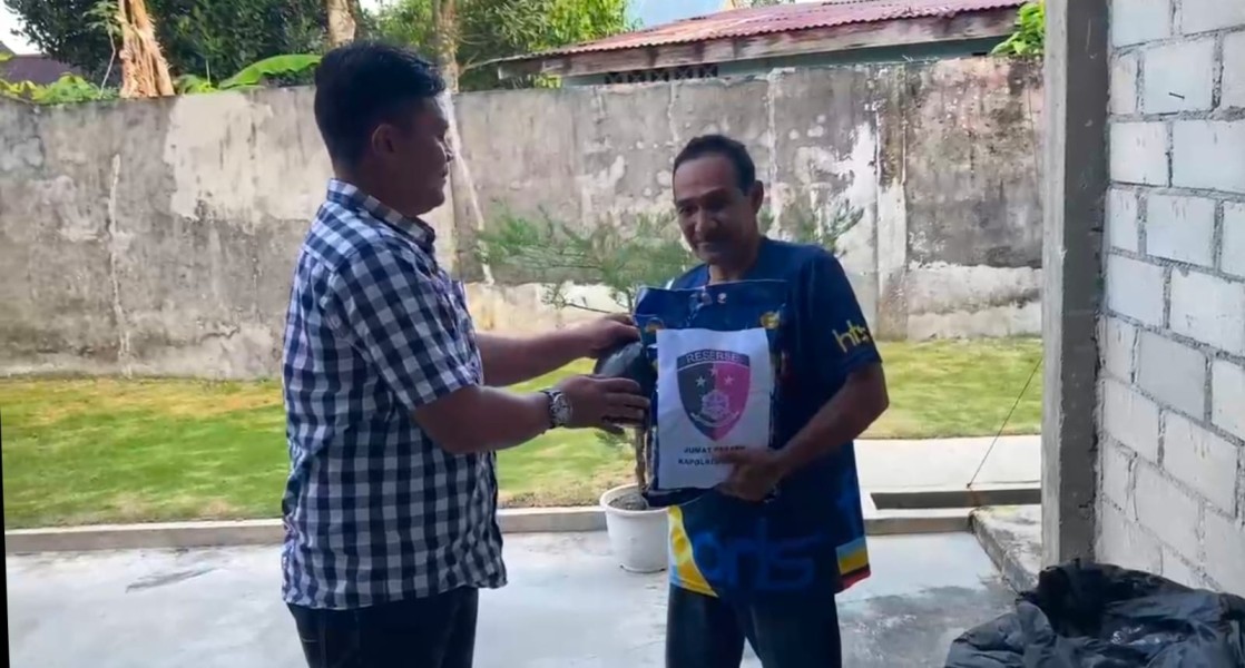 Polres Lingga Gelar Jumat Berkah, Salurkan Bantuan Sembako untuk Warga Kurang Mampu di Singkep.