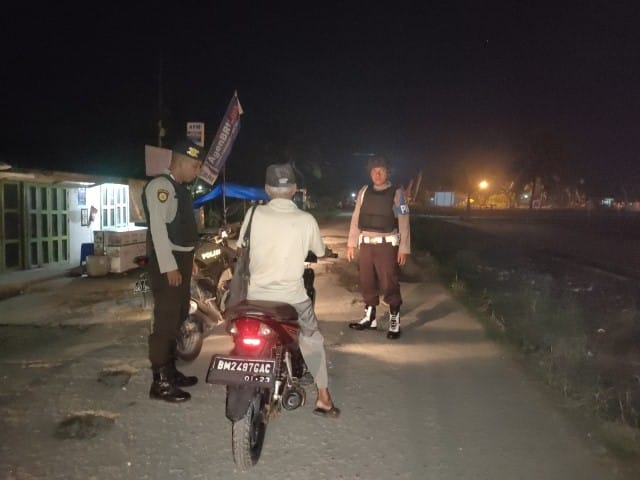 Antisipasi Gangguan Kamtibmas Jelang Pilkada, Polsek Enok Kembali Giat Patroli Malam