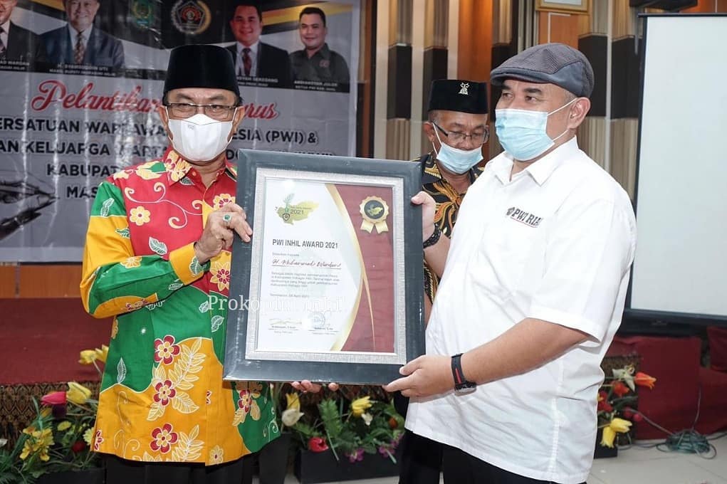 Bupati Inhil HM Wardan Terima Penghargaan Pada Pelantikan PWI dan IKWI Inhil Priode 2020-2023 
