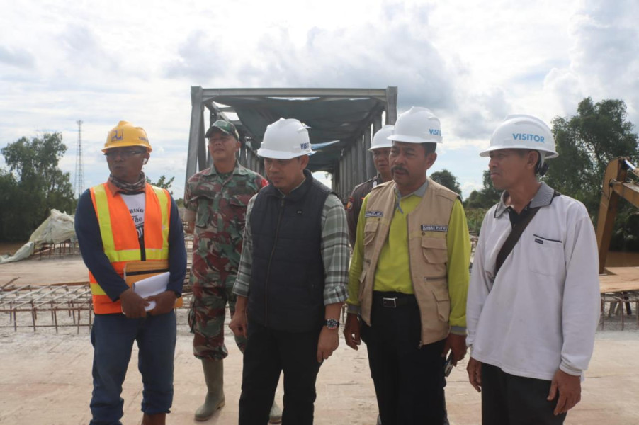 Pj. Bupati Inhil Tinjau Progres Pembangunan Jembatan Penghubung Empat Kecamatan