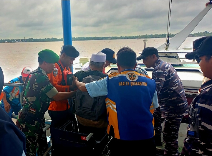 Aktivitas Pelabuhan Meningkat Jelang Nataru, Personel Kodim 0314/Inhil Bersama Tim Gabungan Bantu Penumpang Lansia