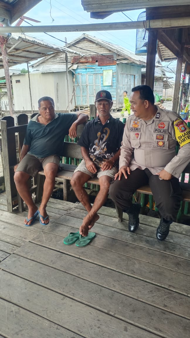 Sambangi Warga, Bhabinkamtibmas Sungai Buluh Ajak Wujudkan Pilkada Damai