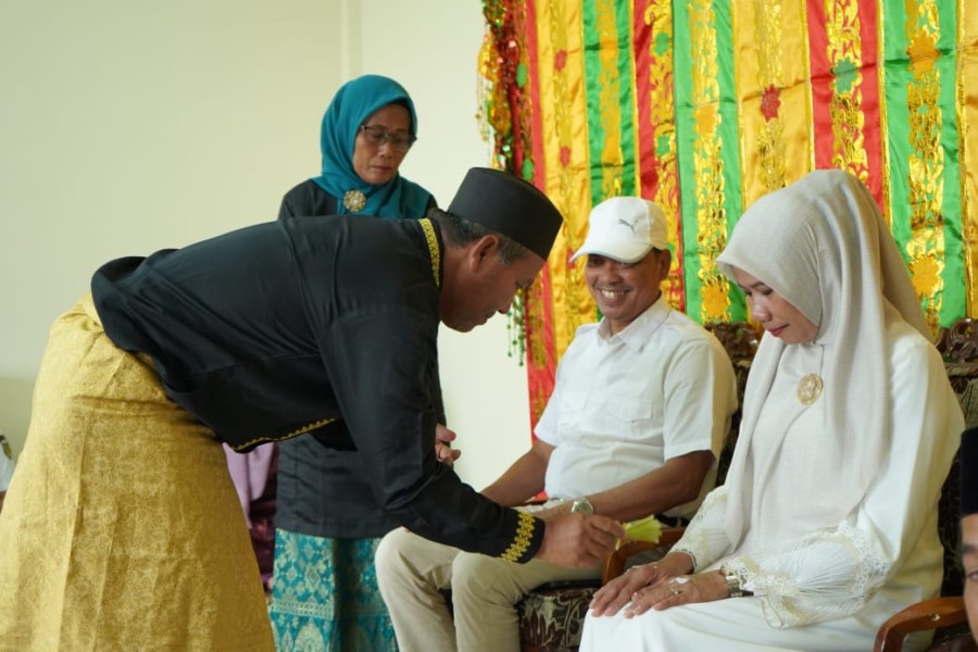 Datang ke Mandah, Wabup Inhil Yuliantini Disambut Adat Melayu