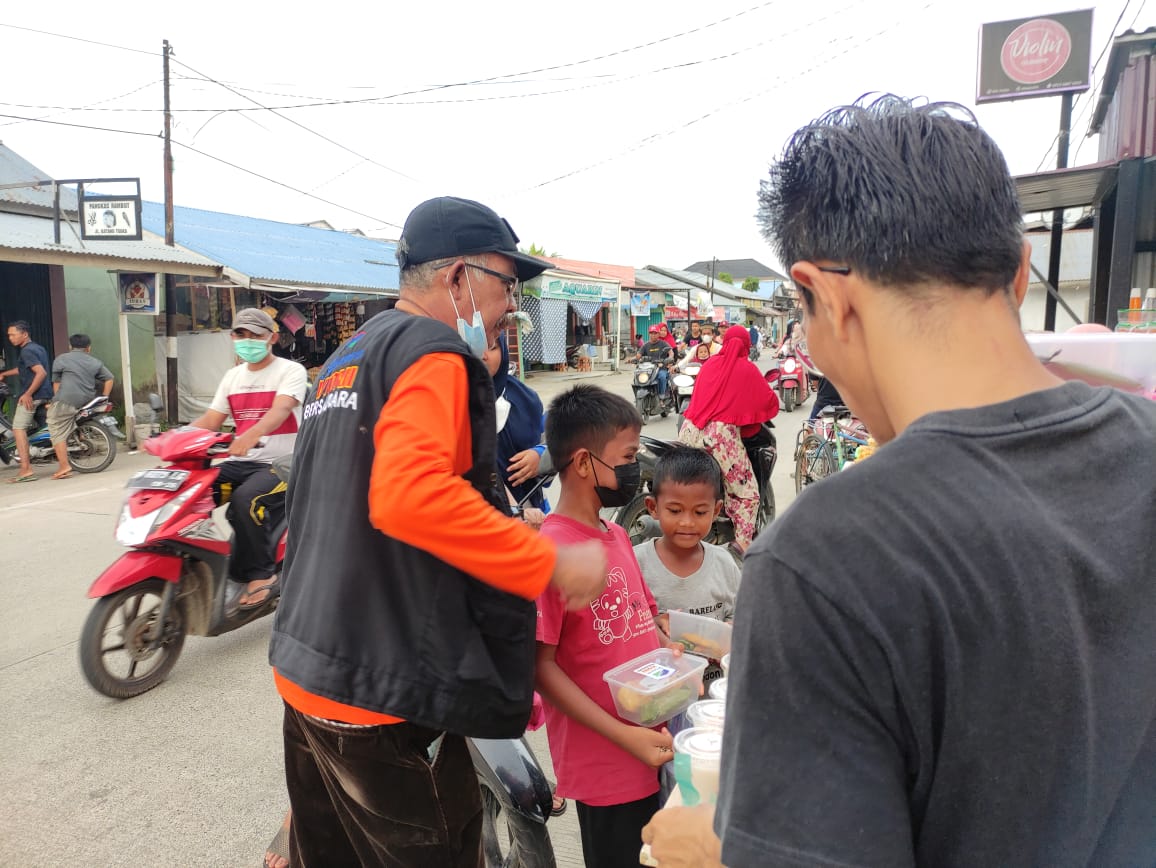 Vioni Bersaudara Bersama Wartawan Inhil Bagikan Takjil Buka Puasa