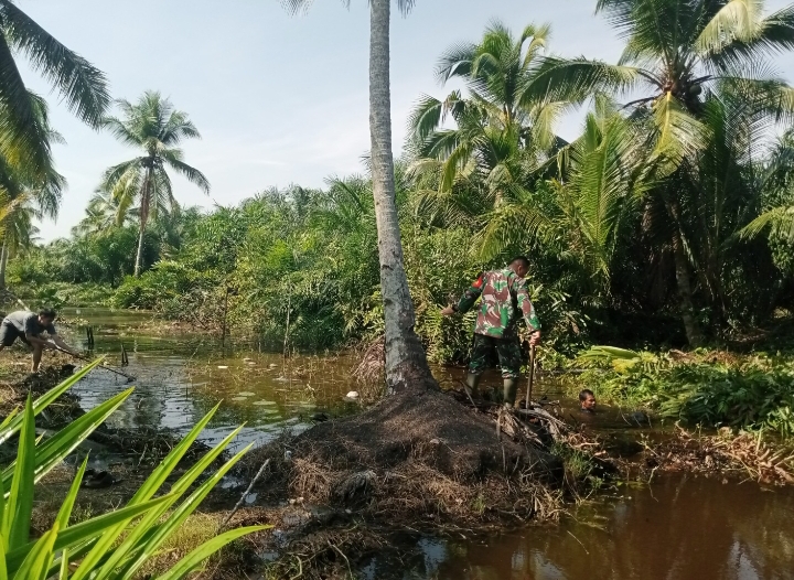 HUT ke-73 Kodam 1/BB,Koramil 12/Batang Tuaka Goro Bersihkan Aliran Parit