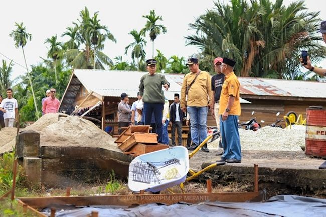 Plt Bupati Asmar Tinjau Pembangunan Jalan di Desa Mengkirau