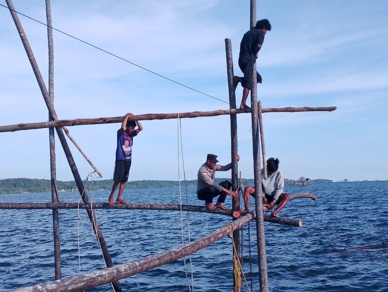 Sebagai Wujud Sinergi dalam Pelestarian Budaya dan Ketahanan Pangan, Polri Bersama Warga Bangun Kelong Tradisional.