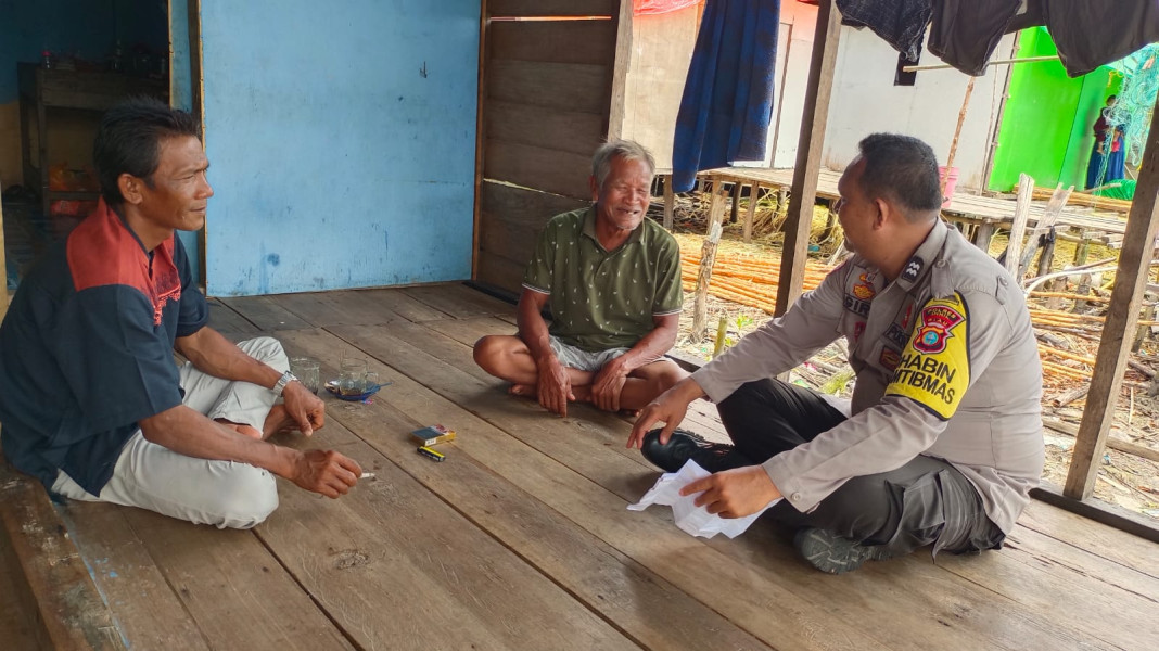 Sambangi Rumah Warga, Bhabinkamtibmas Sungai Buluh Bawa Pesan Kamtibmas dan Pilkada Damai