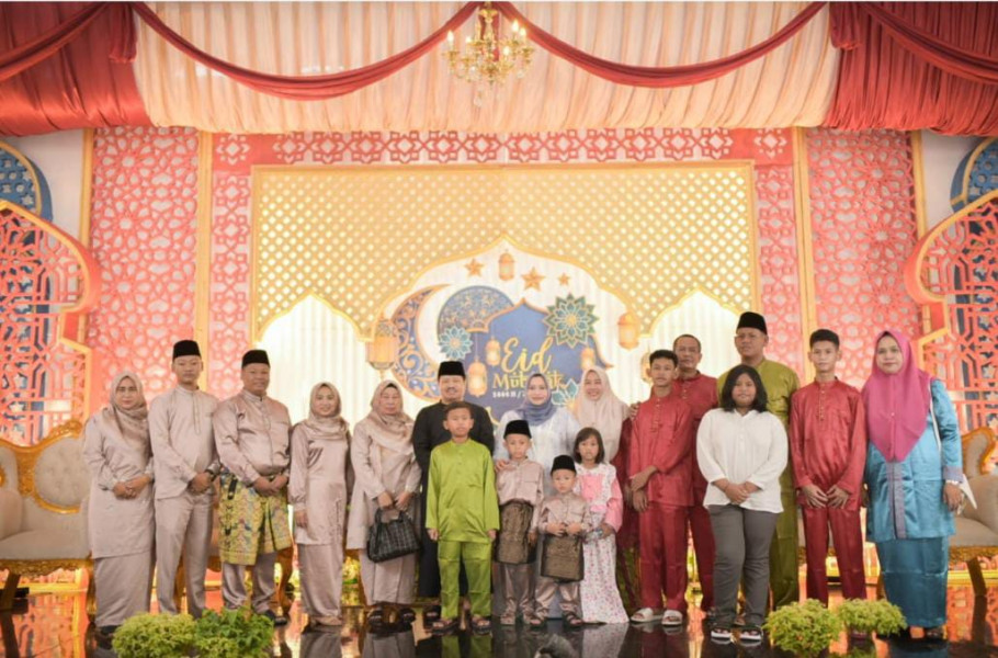 Bupati Kasmarni dan Keluarga Sambut Ramah Masyarakat Saat Gelar Open House