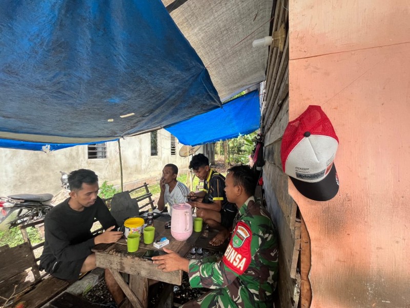 Babinsa Koramil Kateman Perkuat Silaturahmi, Ajak Warga Beringin Mulya Jauhi Penyakit Masyarakat