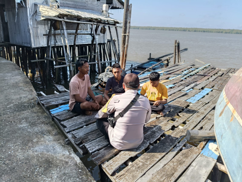 Sampaikan Pesan Kamtibmas dan Pilkada Damai, Bhabinkamtibmas Sungai Bela Sambangi Warga Pesisir