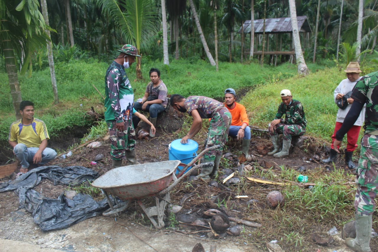 Agar Pengerjaan Tetap Berjalan, Satgas TMMD Inhil dan Warga Lakukan Istirahat Secara Bergantian