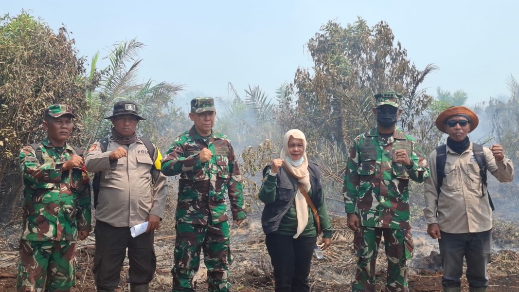 Pasi Ops Kodim 0314/Inhil Dampingi Brigjen TNI Agus Gunawan Tinjau Karhutla di Teluk Jira