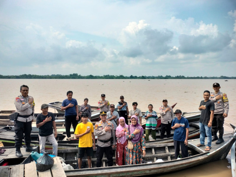 Dari Atas Pompong, Kapolsek Tempuling Gelar Cooling System Pilkada Damai